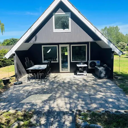 Semesterbostad Holiday Within Walking Distance To The Sea *